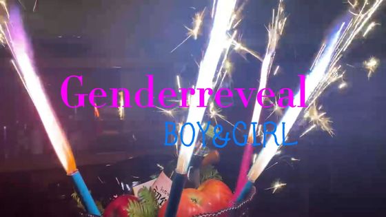 Le gâteau de joyeux anniversaire de la mandarine 30s mire des feux d'artifice pour des enfants que les enfants font la fête