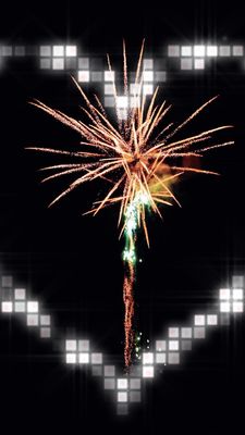 La pyrotechnie professionnelle 49 tirs durcissent des feux d'artifice dans le salut royal de la Malaisie