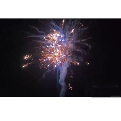 Des gâteaux chinois en plein air, des feux d'artifice, des pyrotechniques, salut pour la célébration du festival.