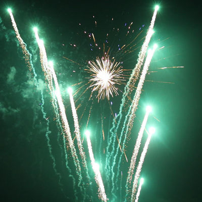 Pyrotechnique chinoise Combinaison de 168 coups de feu gâteaux Craquettes Feux d'artifice en plein air