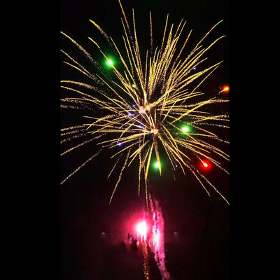 Feu d'artifice en gâteau 100 coups en gros de l'usine de Liuyang, feux d'artifice de consommation 1.4G pour festivals, feux d'artifice d'extérieur