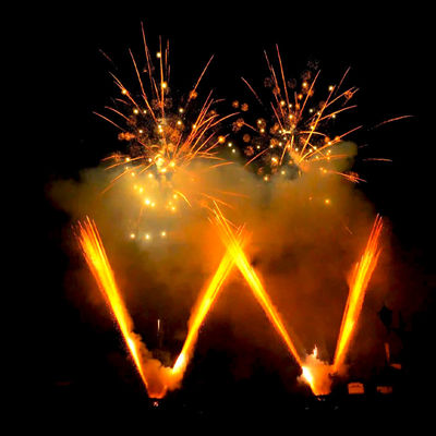 Fabrique de mandarins de Liuyang en gros 1,2 pouces 108 coups de feu en forme de papier feu d'artifice de gâteau 1,3 g Un0335 feu d'artifice de gâteau en or professionnel