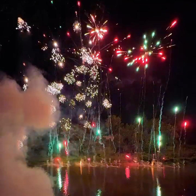 L'usine chinoise Liuyang Mandarin personnalisé 1.4g consommateur feux d'artifice eau gâteau feux d'artifice gâteau pyrotechnique