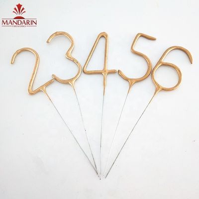 Cierges magiques tenus dans la main de nombre de cierge magique de feu d'artifice de pyrotechnie de club d'intérieur