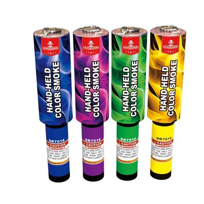 la durée 45S a coloré les fusées de fumée, bombes fumigènes tenues dans la main pour la photographie