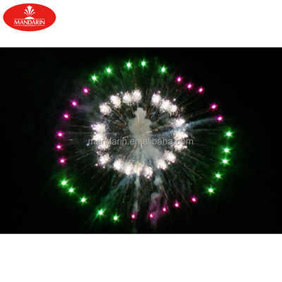 Les feux d'artifice professionnels de festival montrent des coquilles de boule d'affichage d'artillerie de mortiers