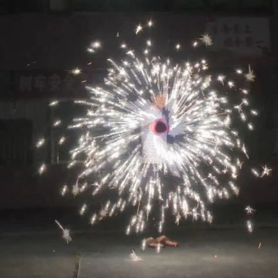 Rotation chaude tenue dans la main de roue de Toy Fireworks Fountains Pyro Sparkler de nouvelles années de Noël
